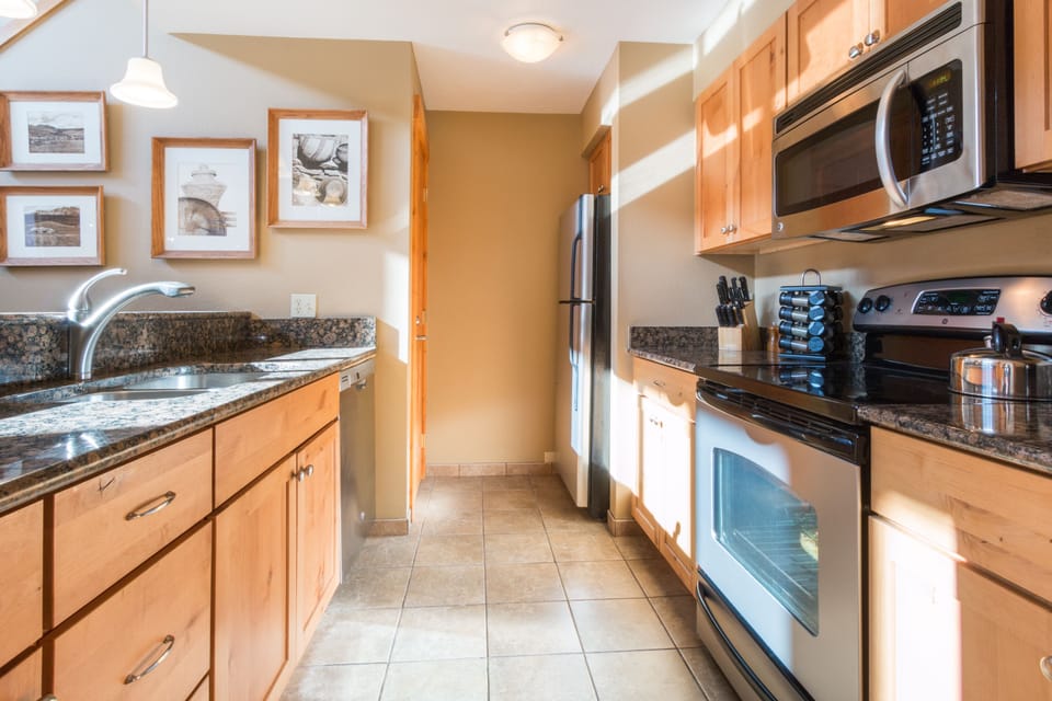 Bright new spacious kitchen with slab granite, stainless steel & Alder cabinets!