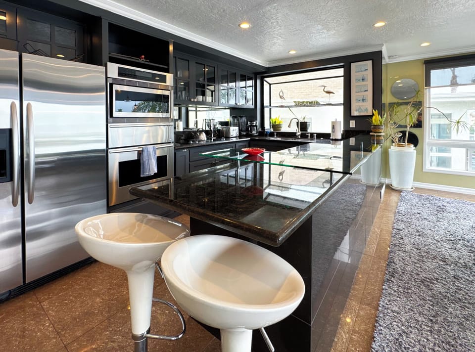 The fully equipped kitchen makes it easy to prepare your own meals.