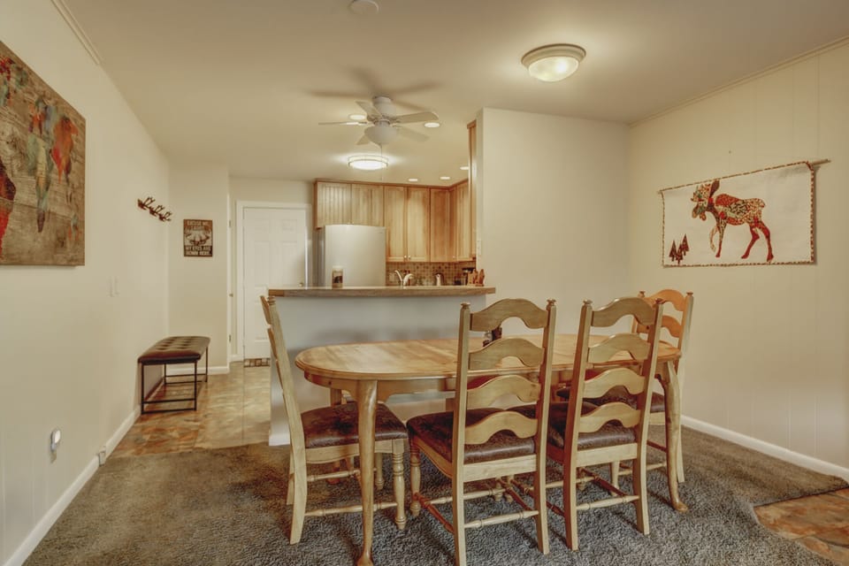 Main House: Large indoor dining area