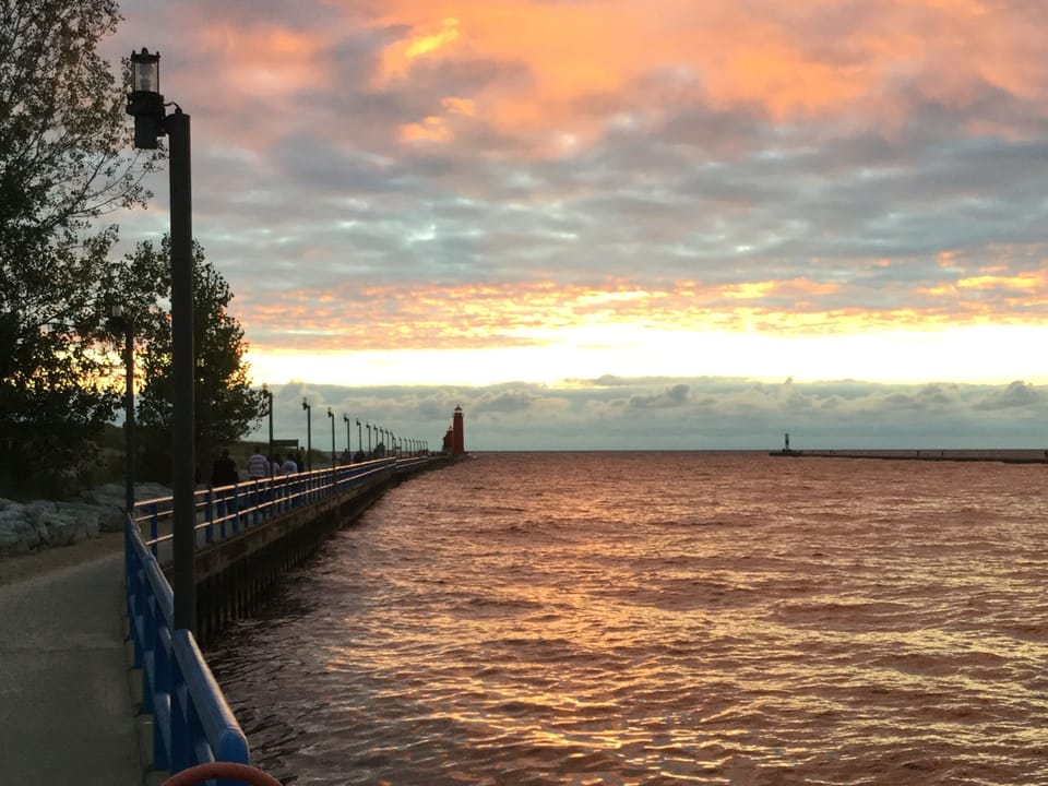 Boardwalk to pier and Lake Michigan 8 min walk from the house