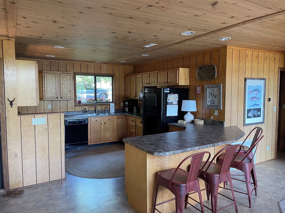 Kitchen & Breakfast bar