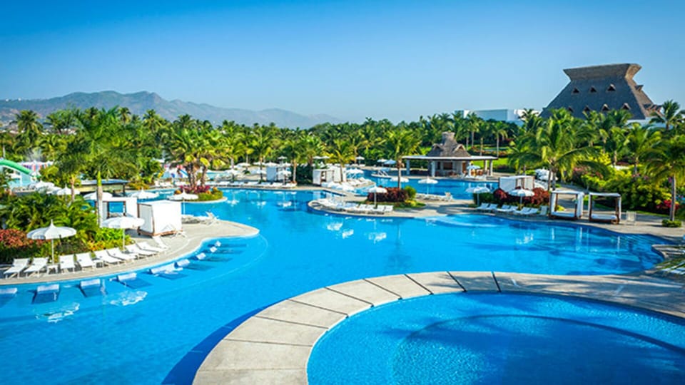 Picture of the pool at the Grand Mayan in Acapulco.
