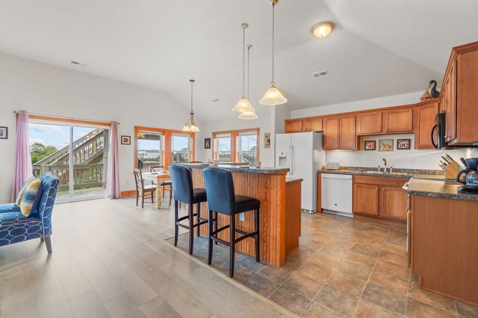 A 3-person breakfast counter provides the perfect spot for a quick breakfast, or additional dinner seating.