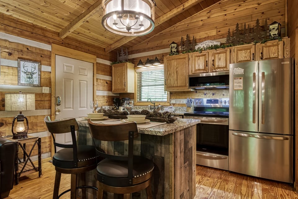 Gatlinburg Cabin "Unforgettable" - Kitchen Island and fully furnished kitchen