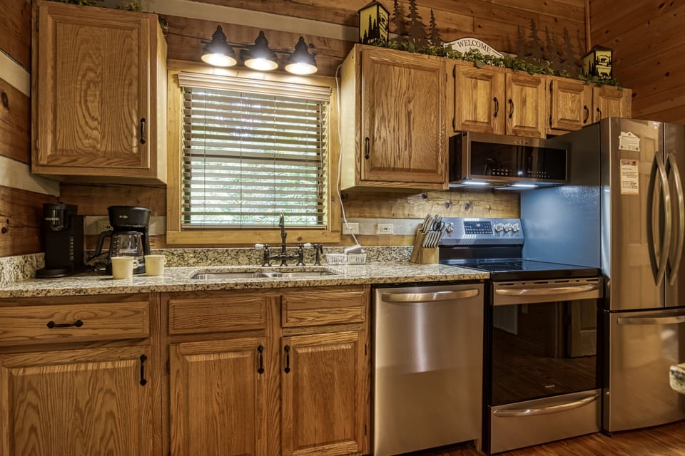 Smoky Mountain Cabin "Unforgettable" - Fully furnished kitchen with stainless steel appliances