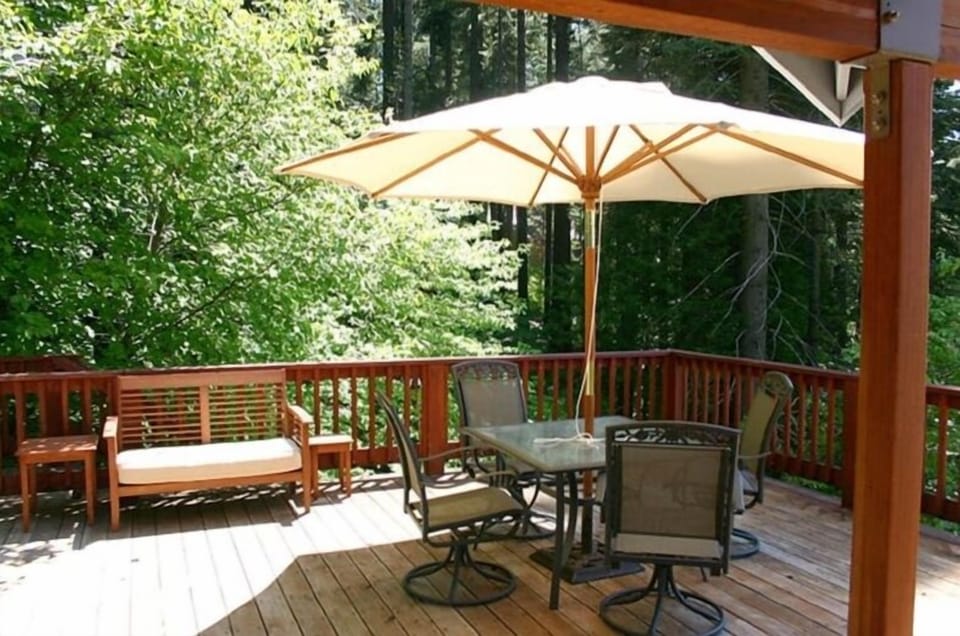 Large sunny decks with glorious sunset views over the tree tops ... gas BBQ
