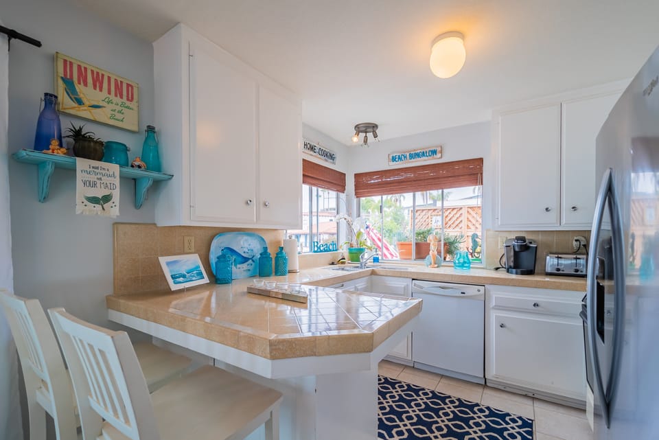 Breakfast bar and kitchen