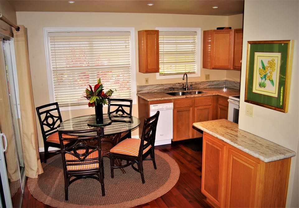 Dining table can accommodate 6 people