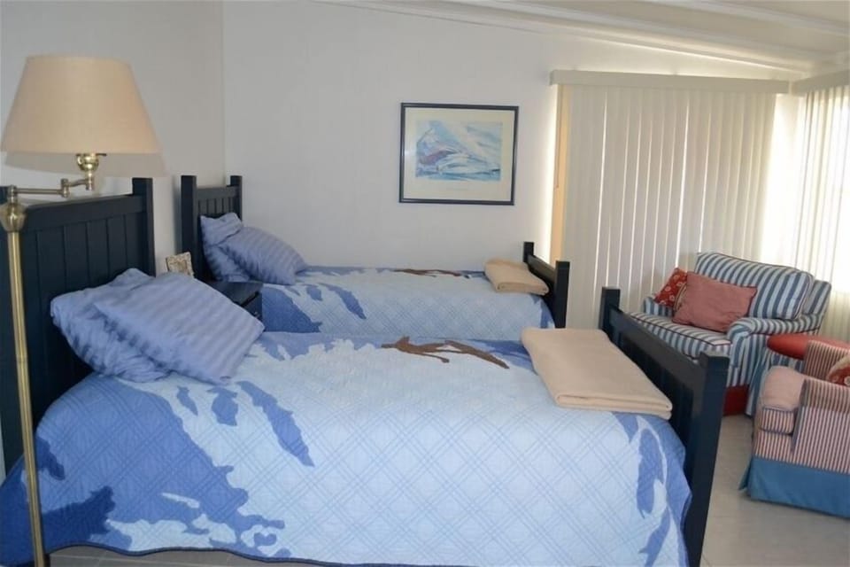 3rd Bedroom with 2 twin beds plus seating