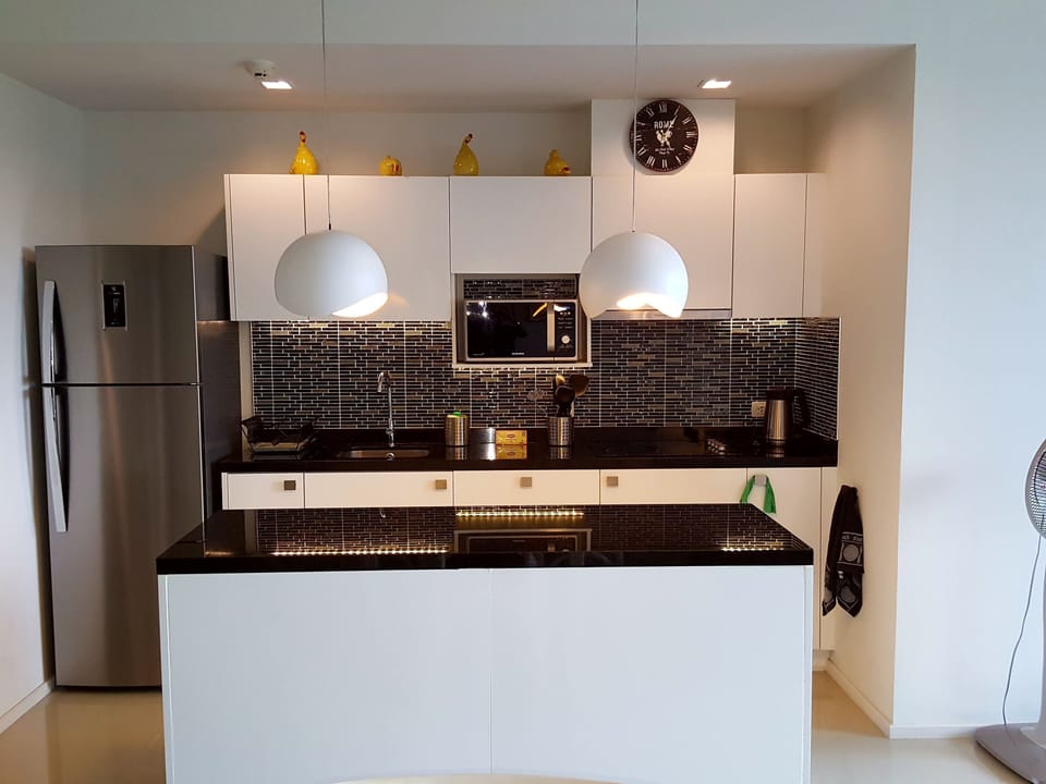 Modern kitchenette with 4 ring halogen hob, extractor, microwave ,fridge freezer