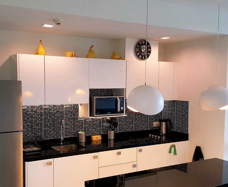 Well equiped kitchen with settings for six