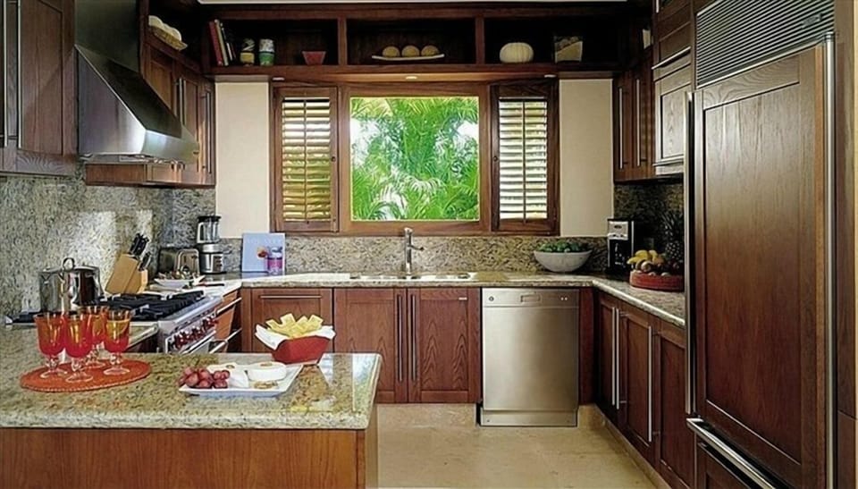Available services include grocery stocking, In-Villa Dining and custom-catering