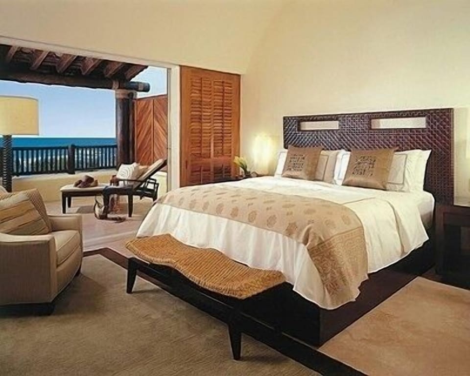 Direct access to an ocean-view terrace with sitting area 
