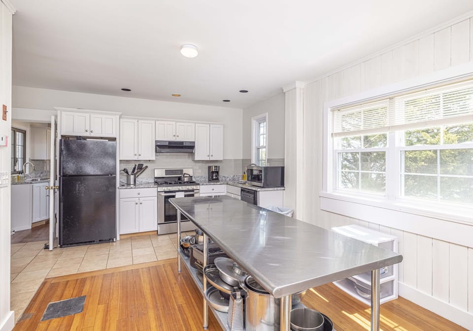 2nd fully equiped kitchen with fridge and chef size prep table