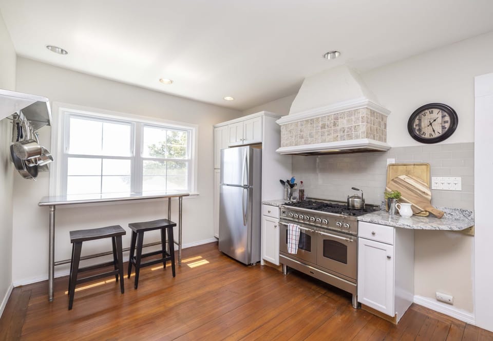 Kitchen with oceanfront seating 