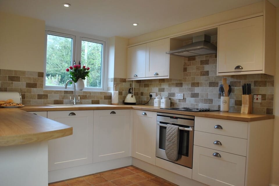 Gas hob, electric oven, fridge freezer, washing machine and dishwasher.