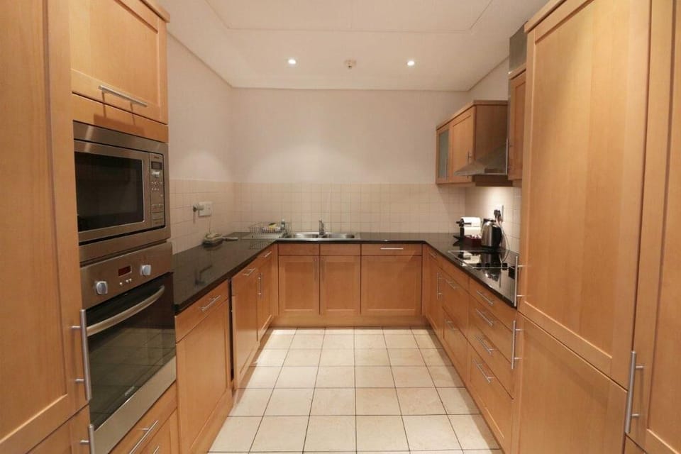 FULLY FITTED KITCHEN
