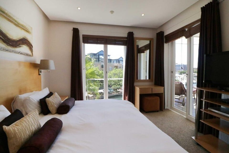 MASTER BEDROOM - LARGE COMFORTABLE BED 