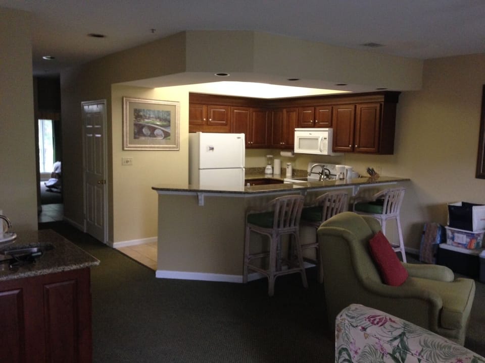 Kitchen and Breakfast Bar