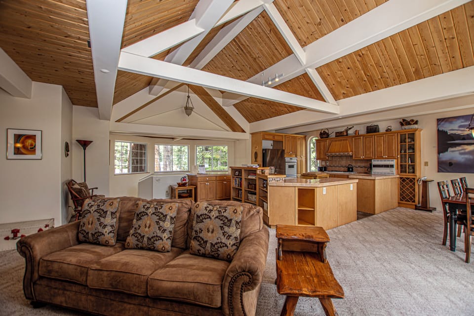 Trailside Escape - Living Area Dining and Kitchen