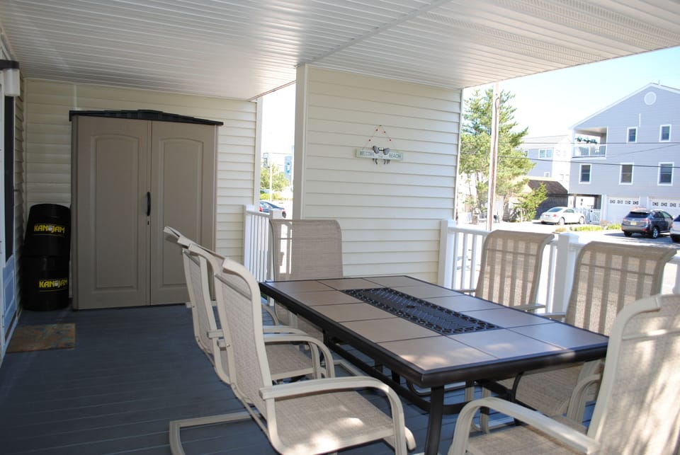 Front Covered Deck (1 of 2)