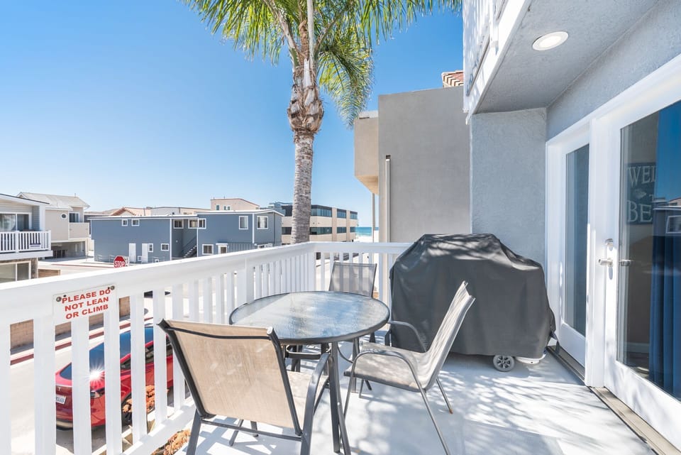 Ocean view front balcony with propane BBQ grill and seating. Exterior stairs from this balcony lead up to rooftop deck. Adult supervision required.
                