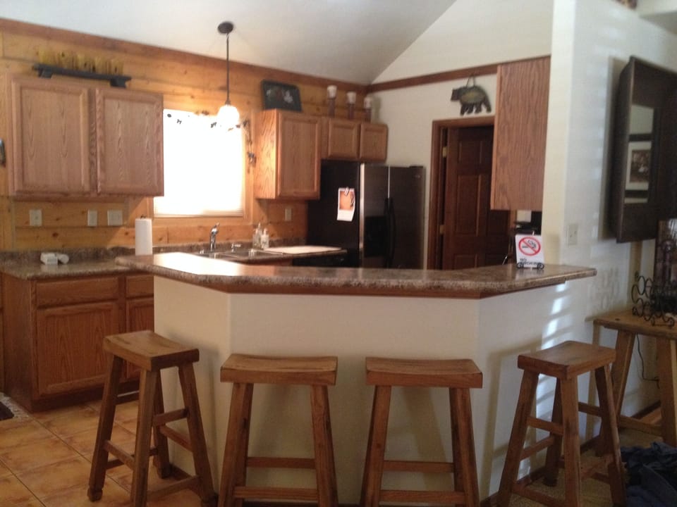 Breakfast bar dining for 4