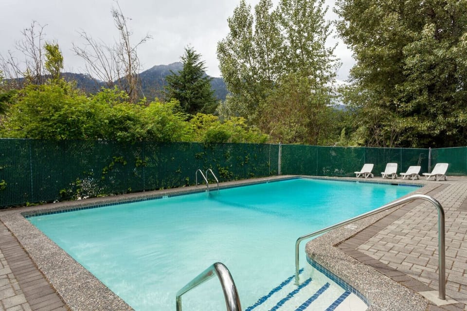 Pool is open from May to September only