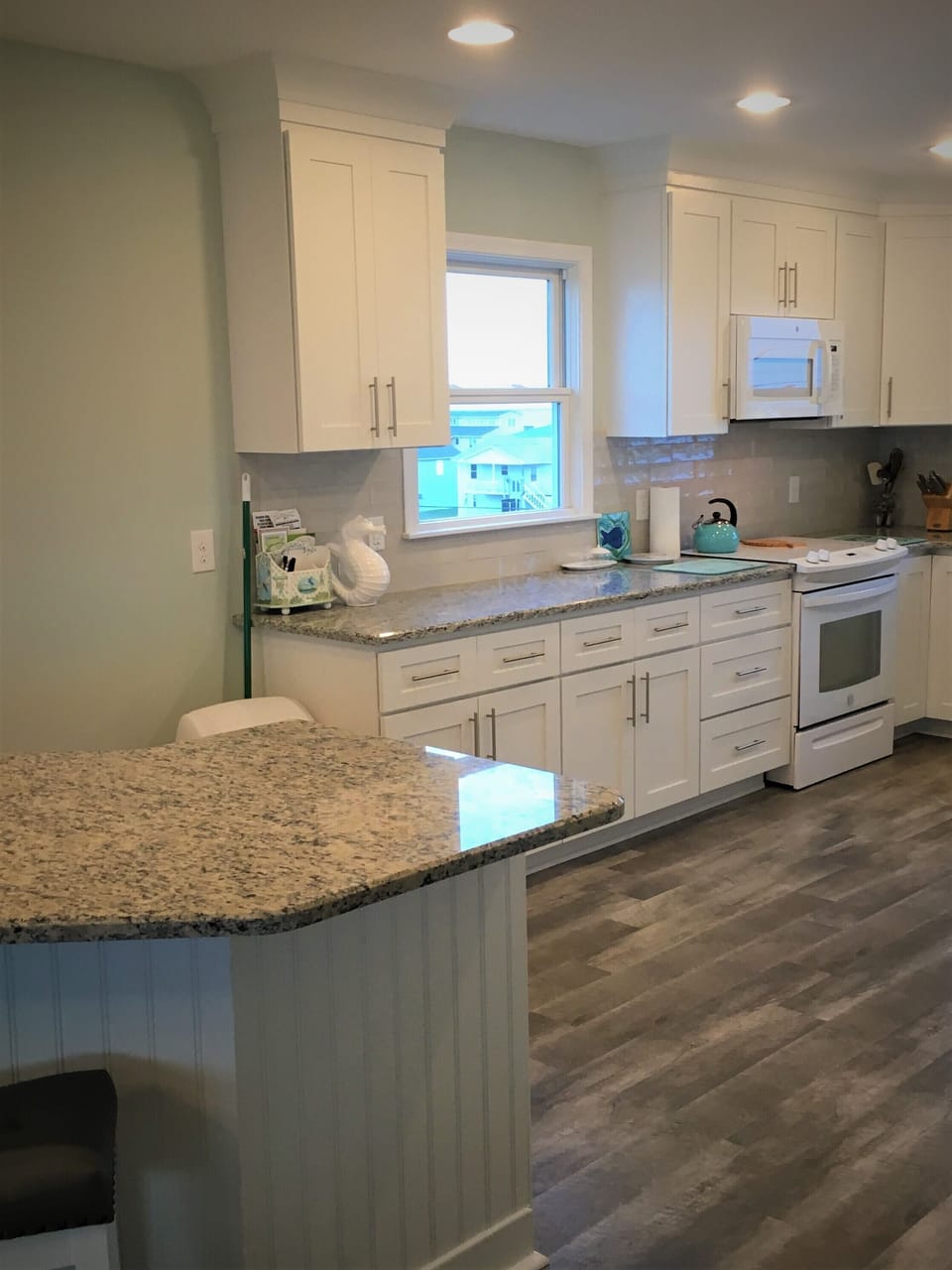 view of kitchen with peninsula