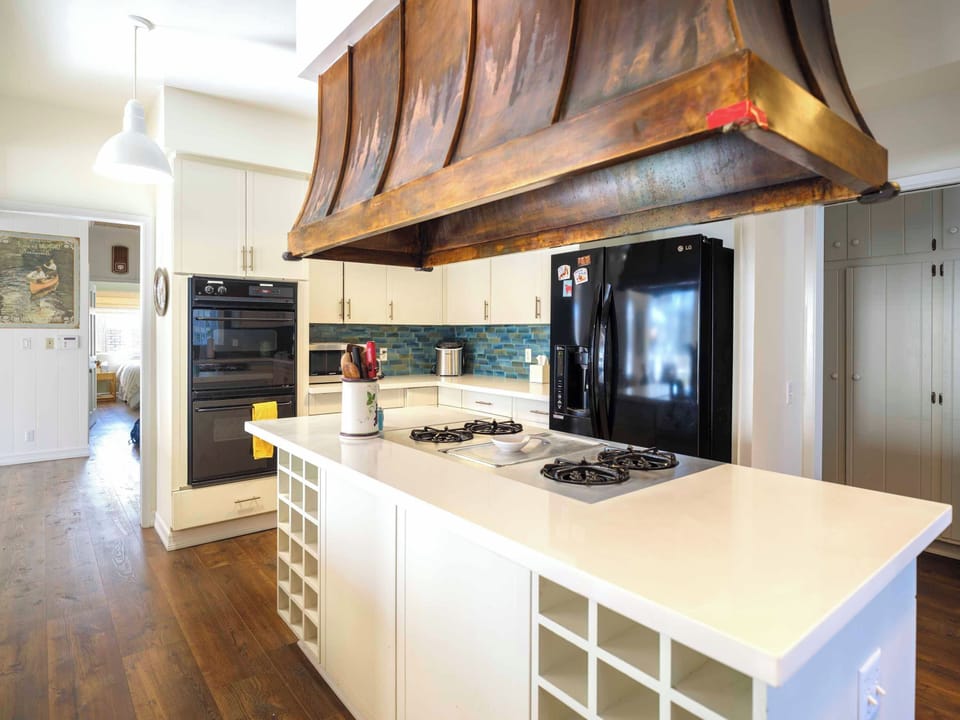 Fully equipped kitchen including in counter grill.