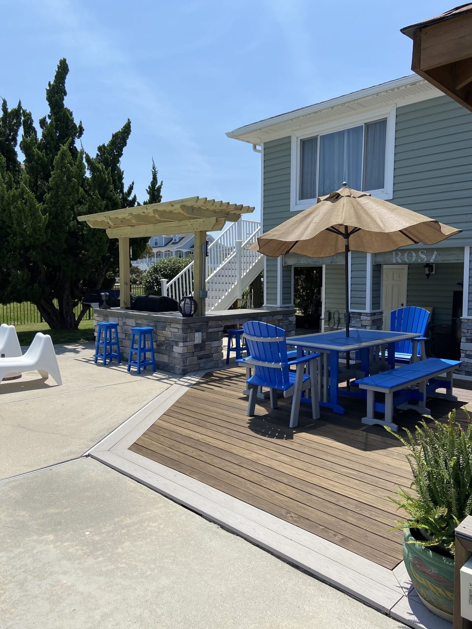 Outdoor kitchen grill with bar