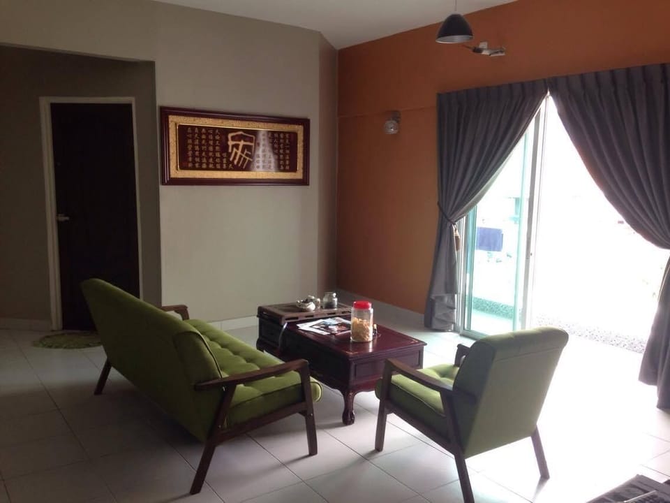 Aeon Tebrau Homestay & Hotel