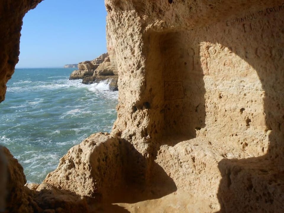 Algar Seco is a superb rock formation set in the waves. A wooden boardwalk 