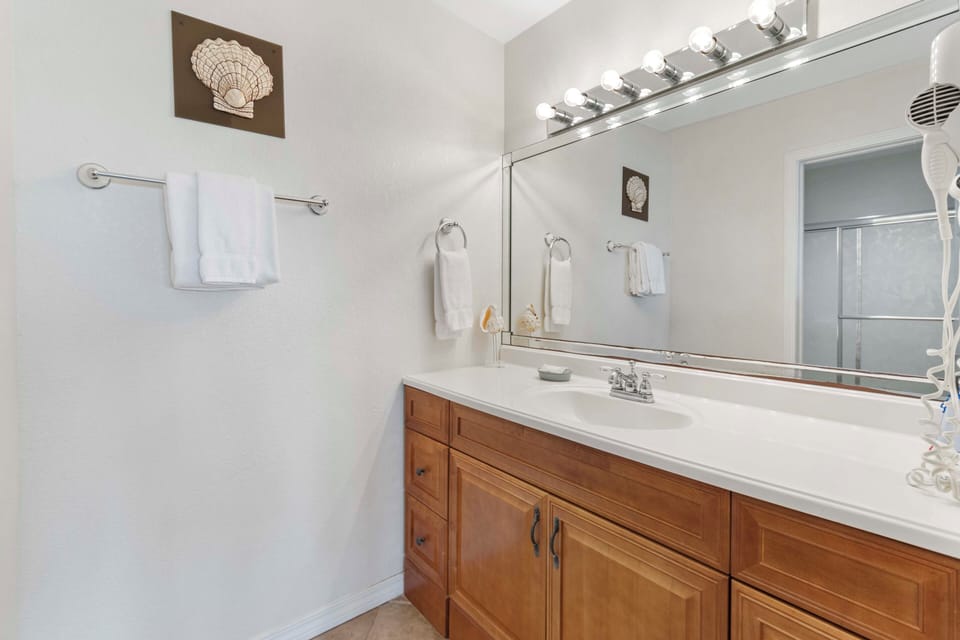 En suite bath off the primary bedroom