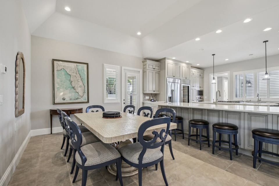 Dining area/seating for 8