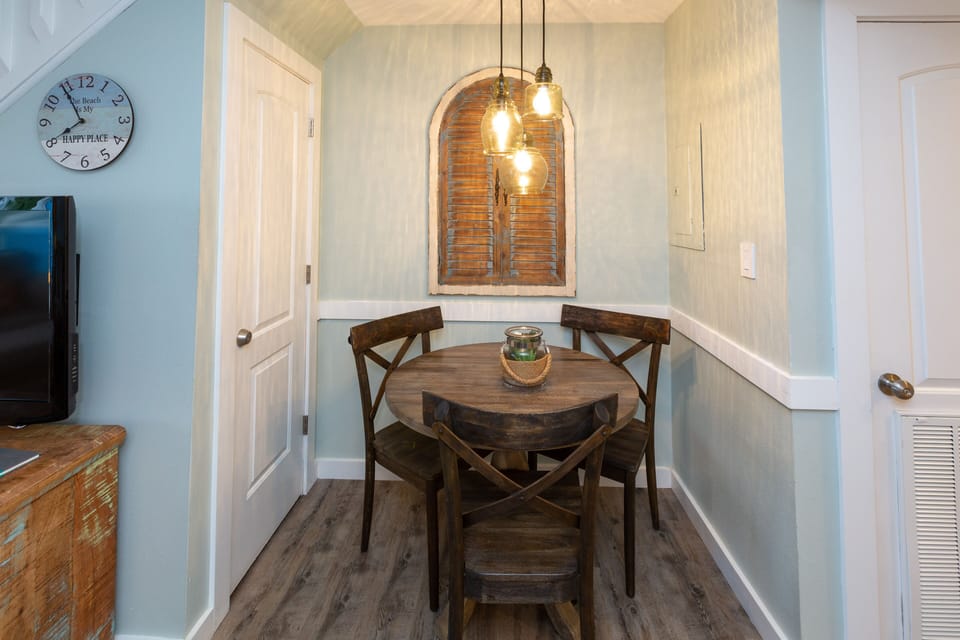 Small Dining alcove with seating for 4 Guests 