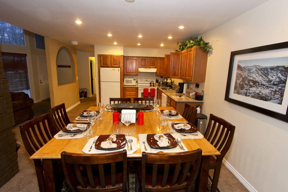 Kitchen / dining area - great for gathering