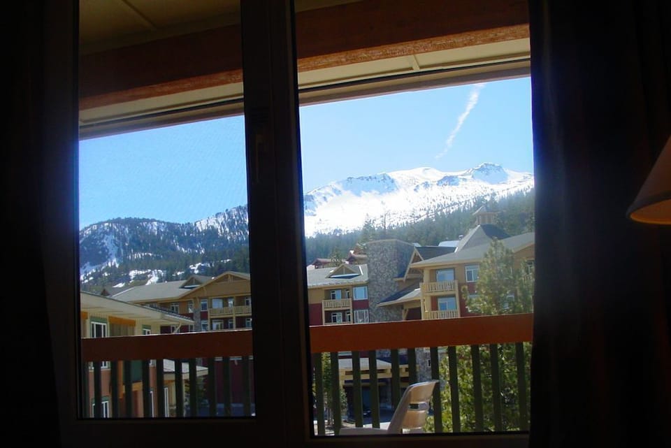 Top floor 2BR/2BA with spectacular panoramic mountain views