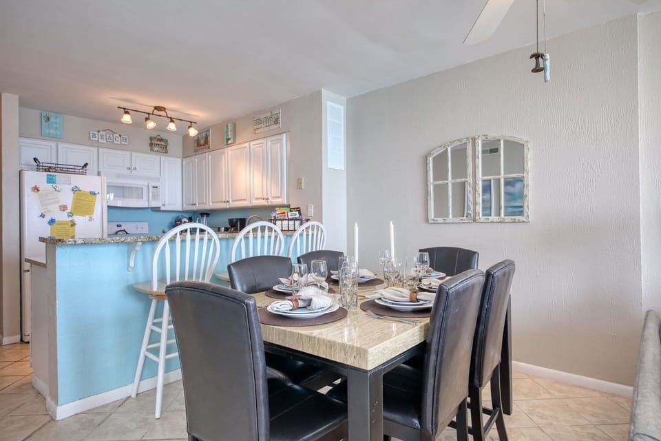  Immaculate kitchen and dining area. Seating for 6 at table and for three at bar
