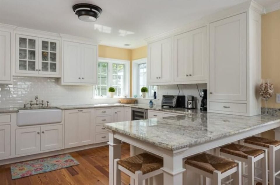 Fully equipped kitchen w/ island that seats 4