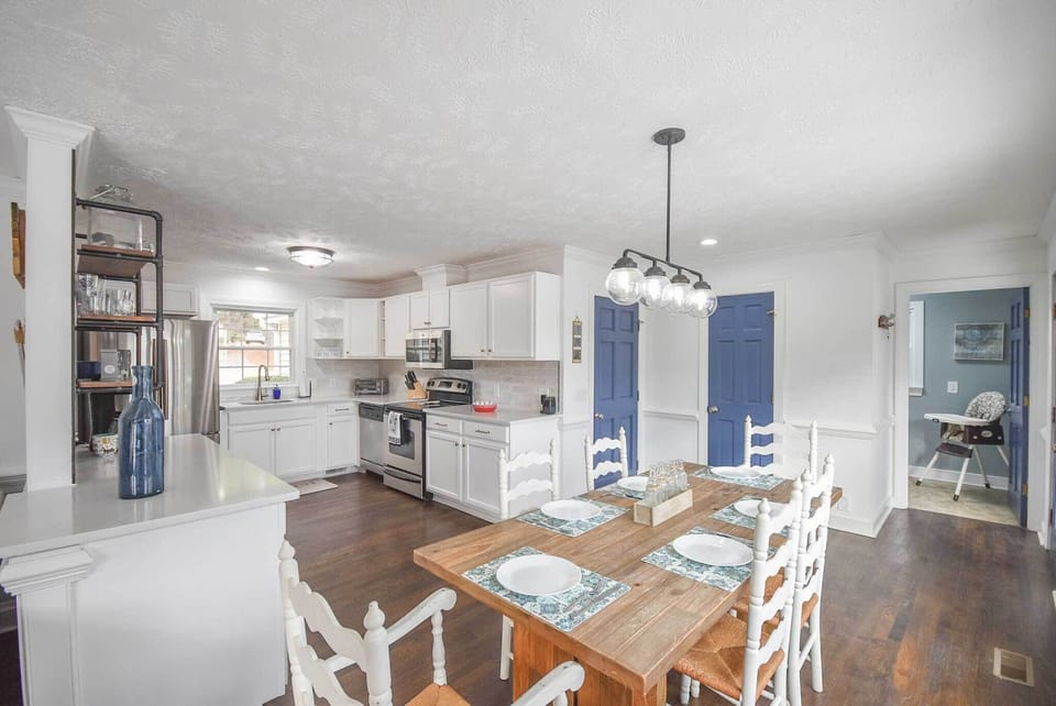 Dining Area | Dishware & Flatware Provided