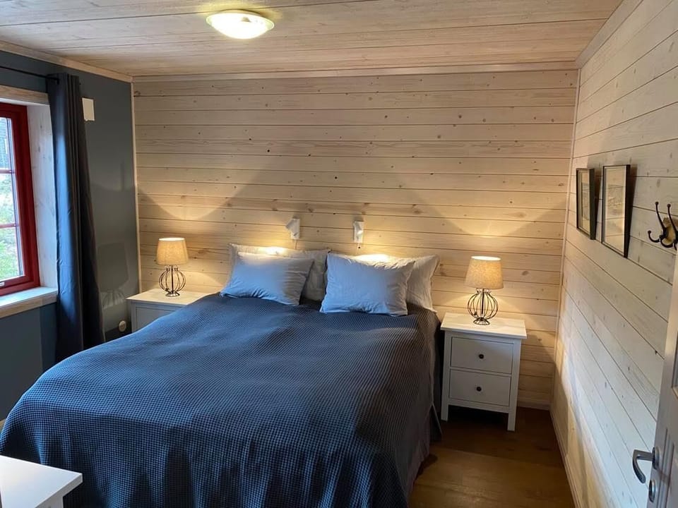Bedroom with double bed (180cm)