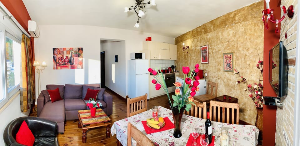 The living area with a kitchen (panoramic view). 