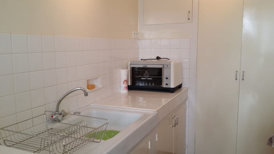 Évier
 four vapeur
placard vaisselle, bouilloire électrique, cafetière, toaster