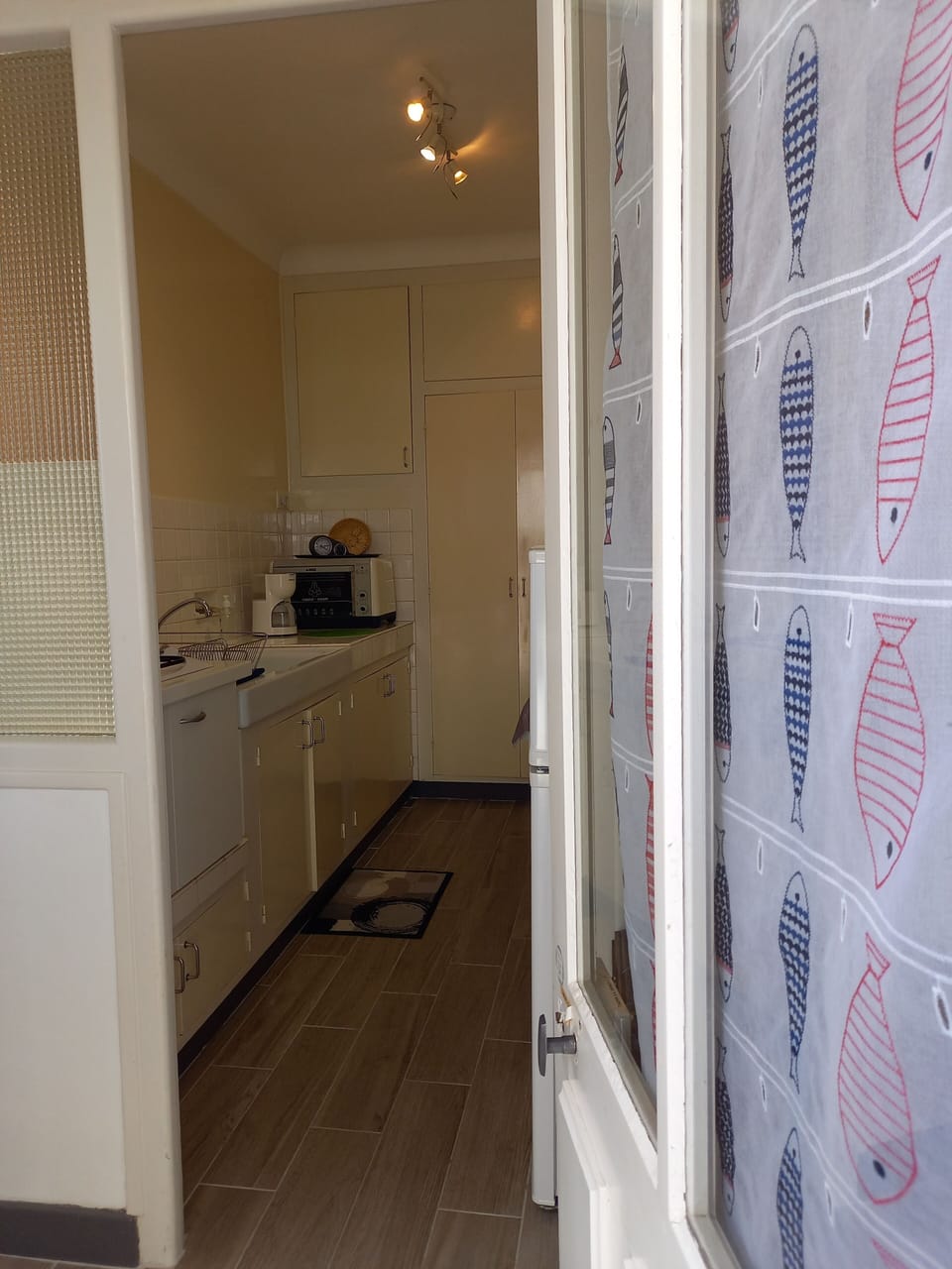 entrée et cuisine, à gauche séjour, à droite chambre à coucher
