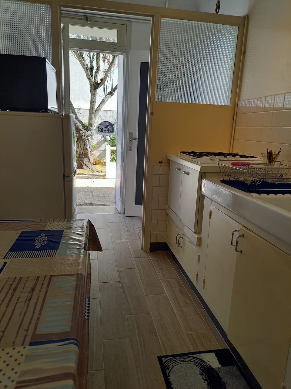 table de cuisson (gaz) réfrigérateur et compartiment congélateur, évier...