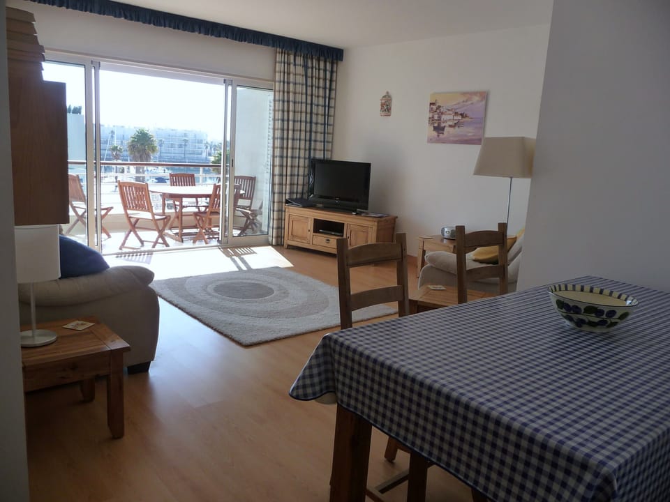 Spacious lounge/dining room