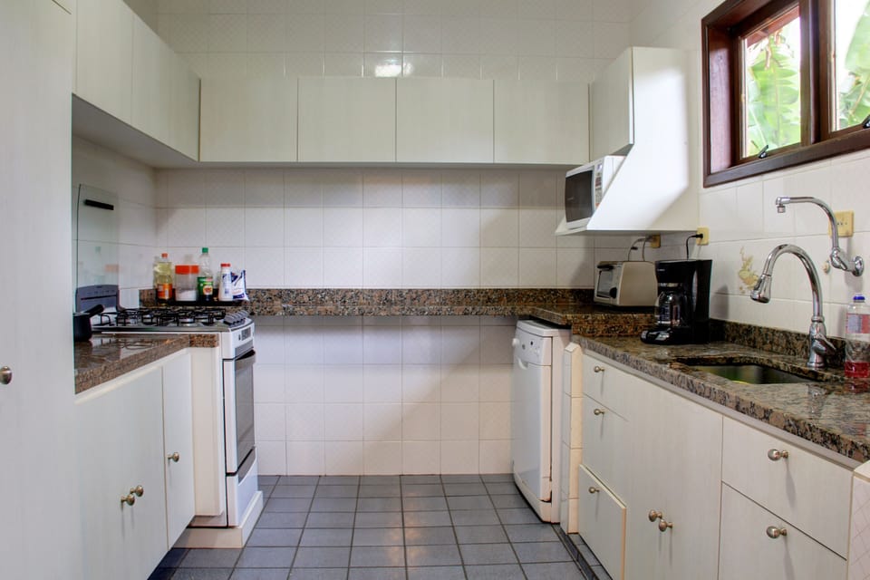 Cozinha toda equipada, muitos eletrodomésticos 