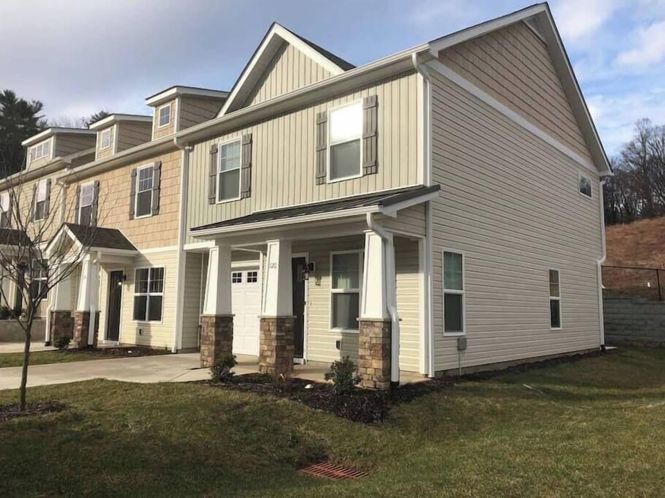 “The townhouse was clean and in a great location close to all the accommodations of Asheville. Quiet neighborhood and I will look for this location again if I’m coming to the area.”
Ogretta - Past Guest