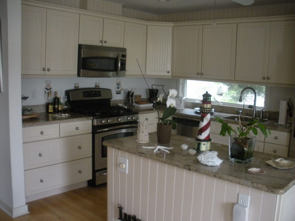 Kitchen with Microwave/convection oven, gas stove with 2 ovens, marble tops